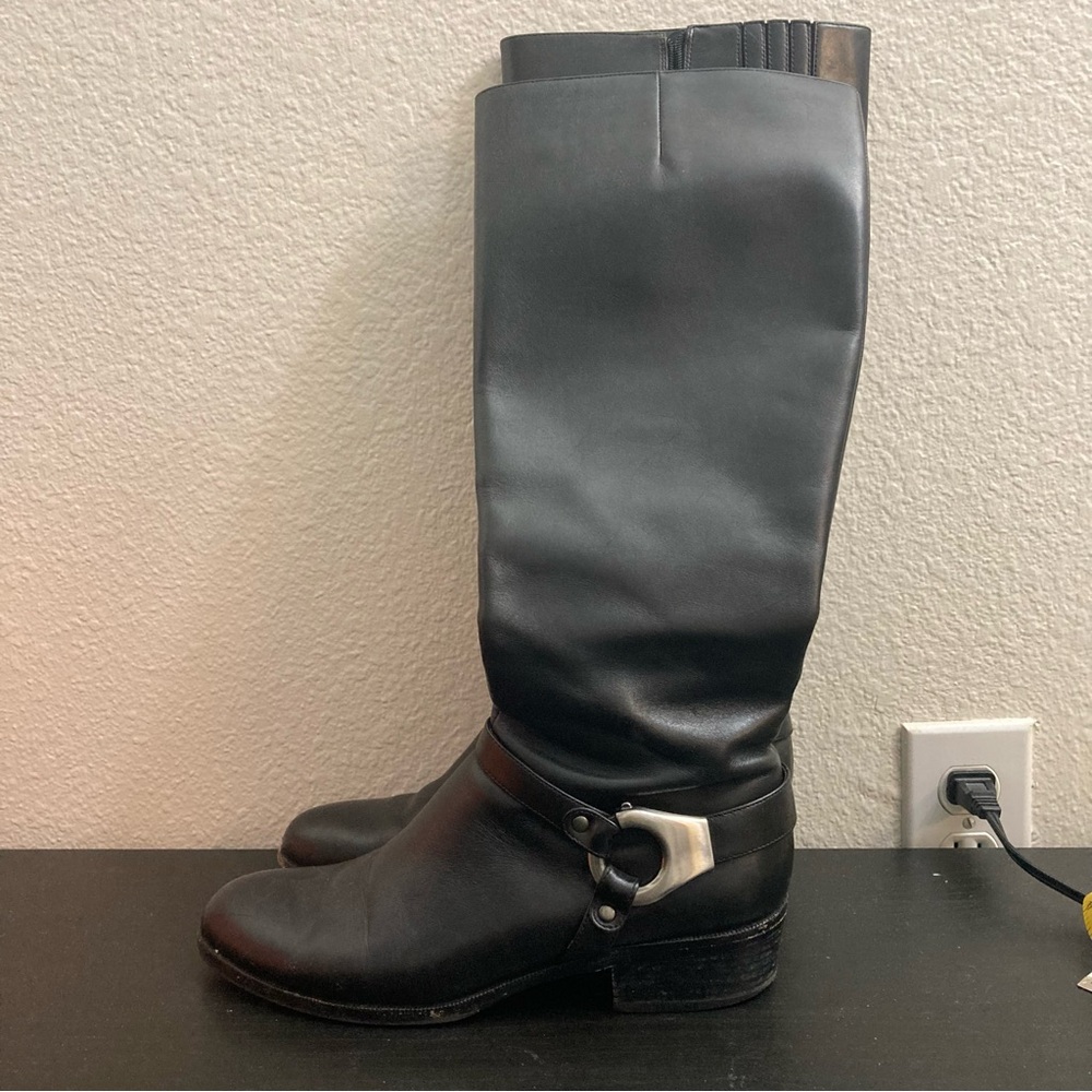 Via Spiga Black and Cream Heeled Boots with Classic Design